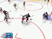 HARTER ZWEIKAMPF  Die Abwehrspieler gehen deutlich aggressiver auf den angreifenden Spieler los. Das Halten von Gegnern ist dagegen f&uuml;r den menschlichen Spieler erschwert worden, um den Schwierigkeitsgrad zu erh&ouml;hen.
